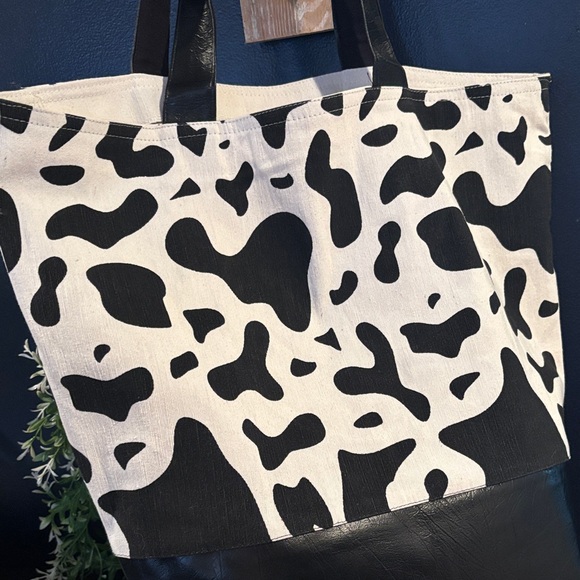 Stylish Black and White Tote Bag - Picture 2 of 5